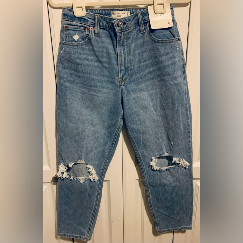 NWT Abercrombie & Fitch The Mom High Rise Jeans 27s/4